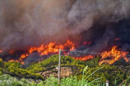 Wildfires engulf southern French town as residents evacuated – Le Monde.fr