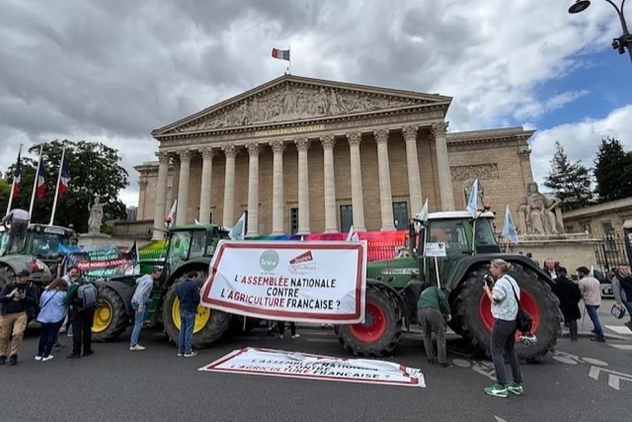 Tractors parked outside French National Assembly as protests return to Paris – politico.eu