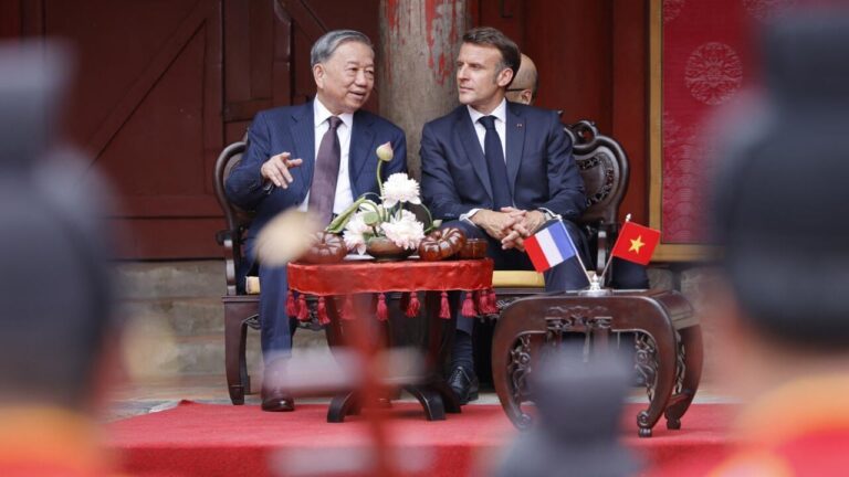 French President Macron being shoved in Vietnam – NBC News