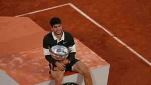 Carlos Alcaraz beats Jannik Sinner in epic comeback to win French Open – CBS News