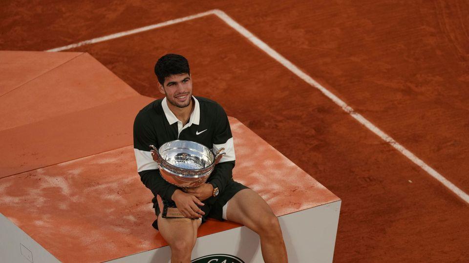 Carlos Alcaraz beats Jannik Sinner in epic comeback to win French Open – CBS News