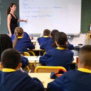 Why so many French teachers are calling it quits – France 24