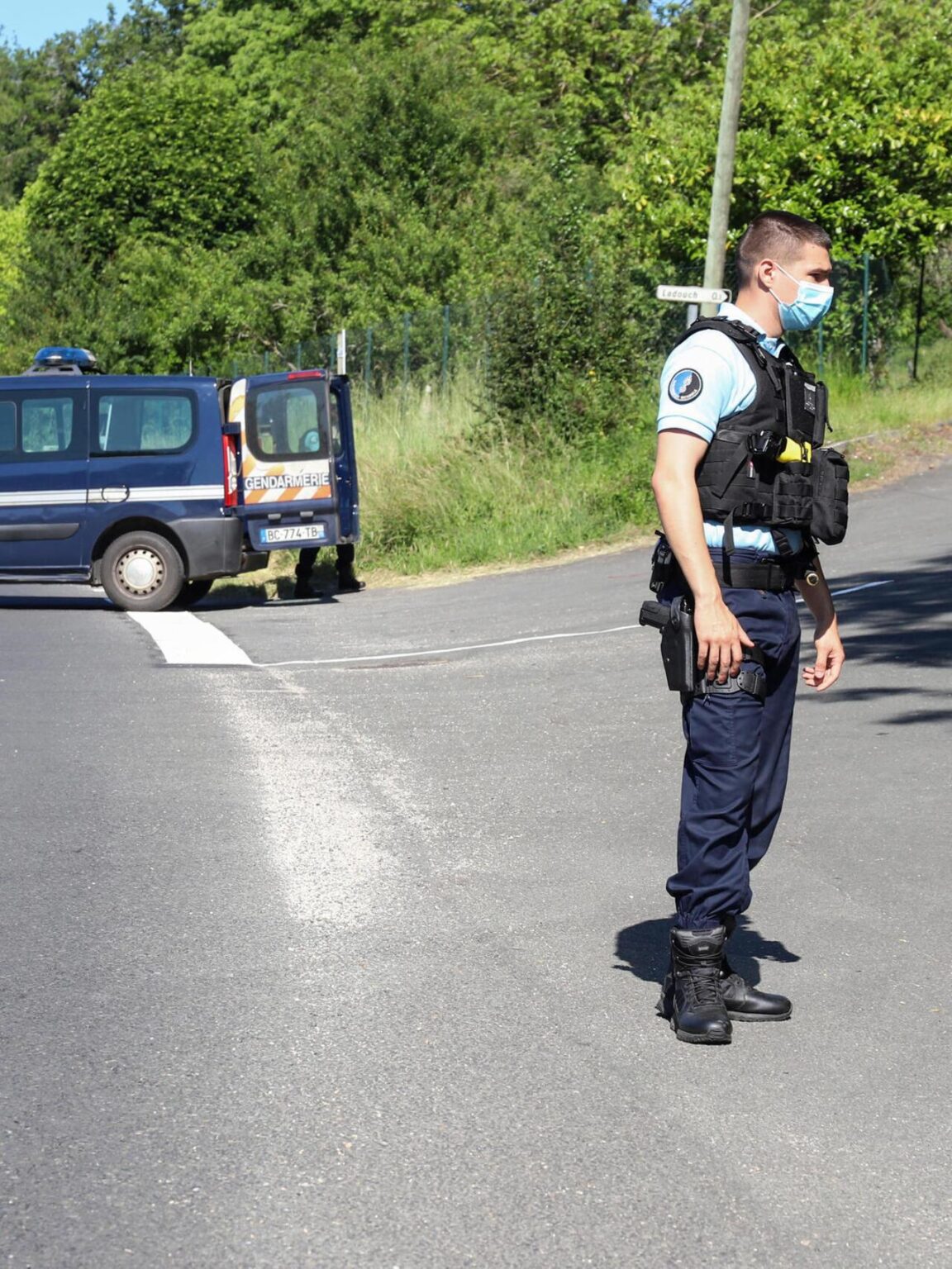 France: Police step up manhunt after fatal mosque stabbing – DW