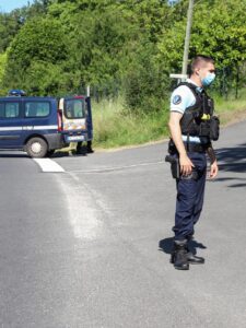 France: Police step up manhunt after fatal mosque stabbing – DW