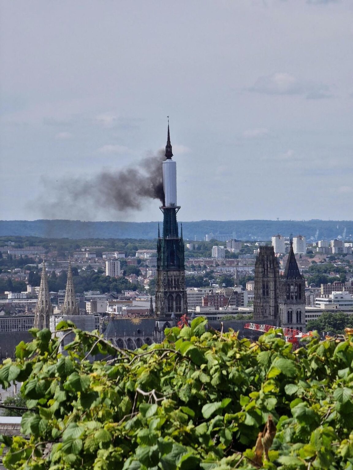 Rouen’s cathedral spire on fire during renovation work – video – The Guardian