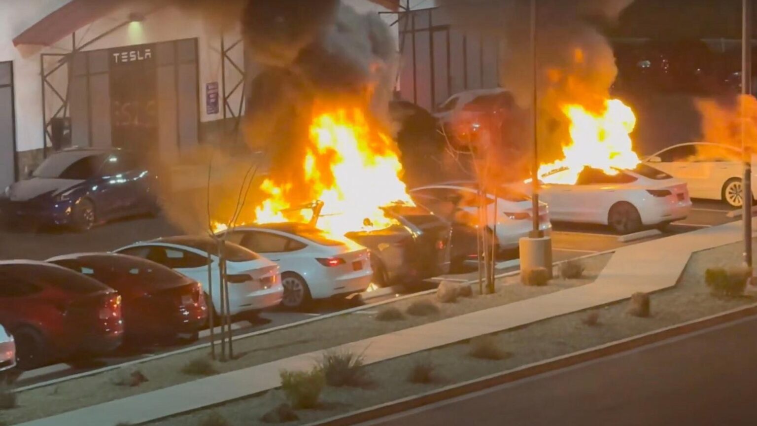 A dozen Tesla cars burned at store, arson is suspected amid global protests – Electrek