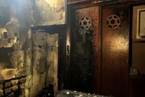 Rouen: Man shot dead after French synagogue set on fire – BBC