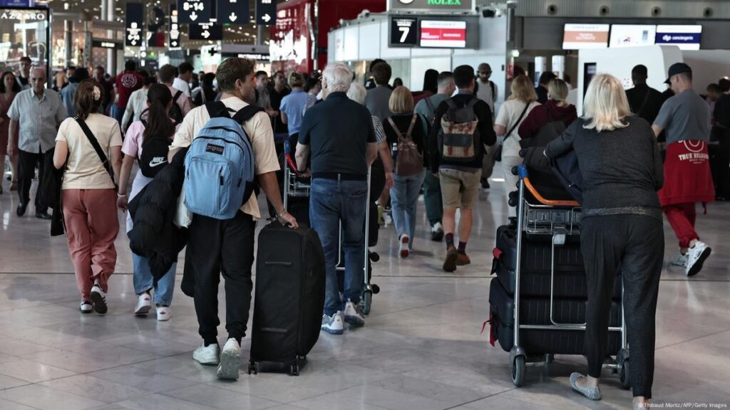 Strike by French air traffic controllers disrupts summer travel – France 24