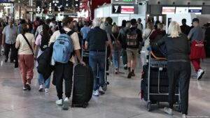 Strike by French air traffic controllers disrupts summer travel – France 24