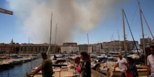 Marseille fire forces hundreds to evacuate, destroys homes and grounds flights | France – The Guardian