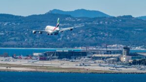 Paris plane tries to land four times at Nice and fails due to weather – The Connexion