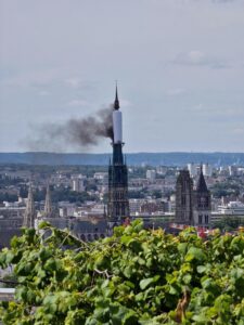 France: Spire of Rouen Cathedral in flames – DW
