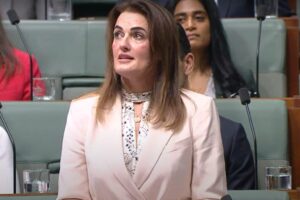 Ali France, who unseated Peter Dutton, delivers emotional first speech to parliament – SBS Australia