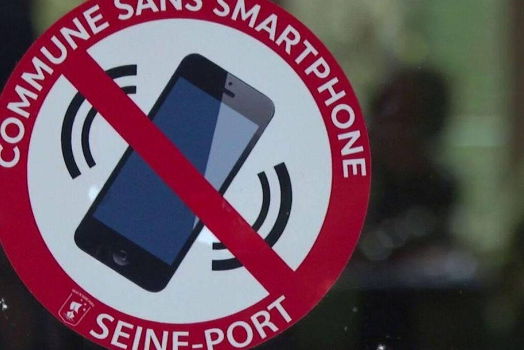 France to tighten mobile phone ban in middle schools – The Guardian