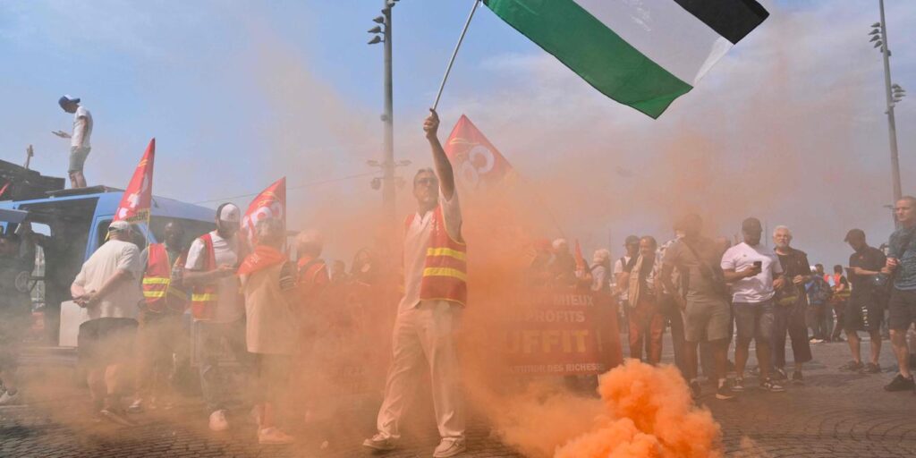 French dock workers in Marseille block shipment of military material bound for Israel – France 24