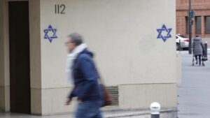Antisemitic graffiti spray-painted on a synagogue, Jewish homes in France – Ynetnews