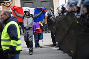 Political chaos leaves France sidelined as investors warm to Europe – Reuters