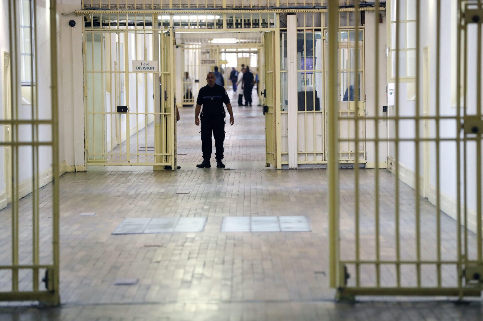 French prisons: Police raids across France after wave of prison attacks – BBC