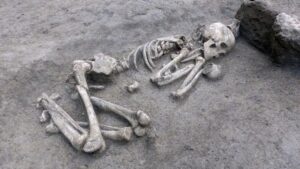 Dozens of Neolithic burials and ‘sacrificed’ urns and ax discovered in France – Live Science