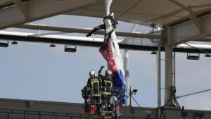 Bungled entry leaves French paratrooper dangling from rugby stadium roof – France 24