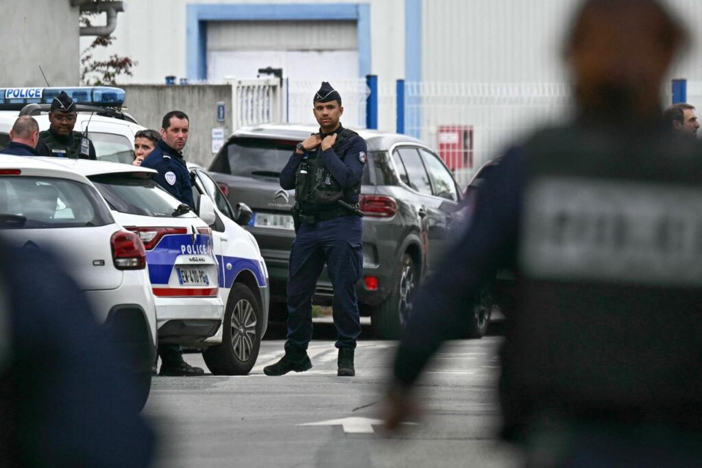 Knife attack in western France school leaves one dead and three injured – Le Monde.fr