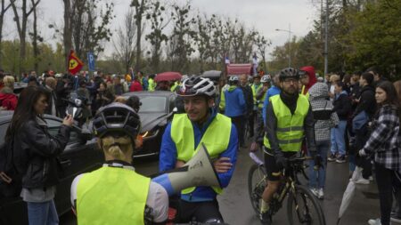 Serbian protesters cycle 1,400 kilometres to seek EU support against Vucic regime – France 24