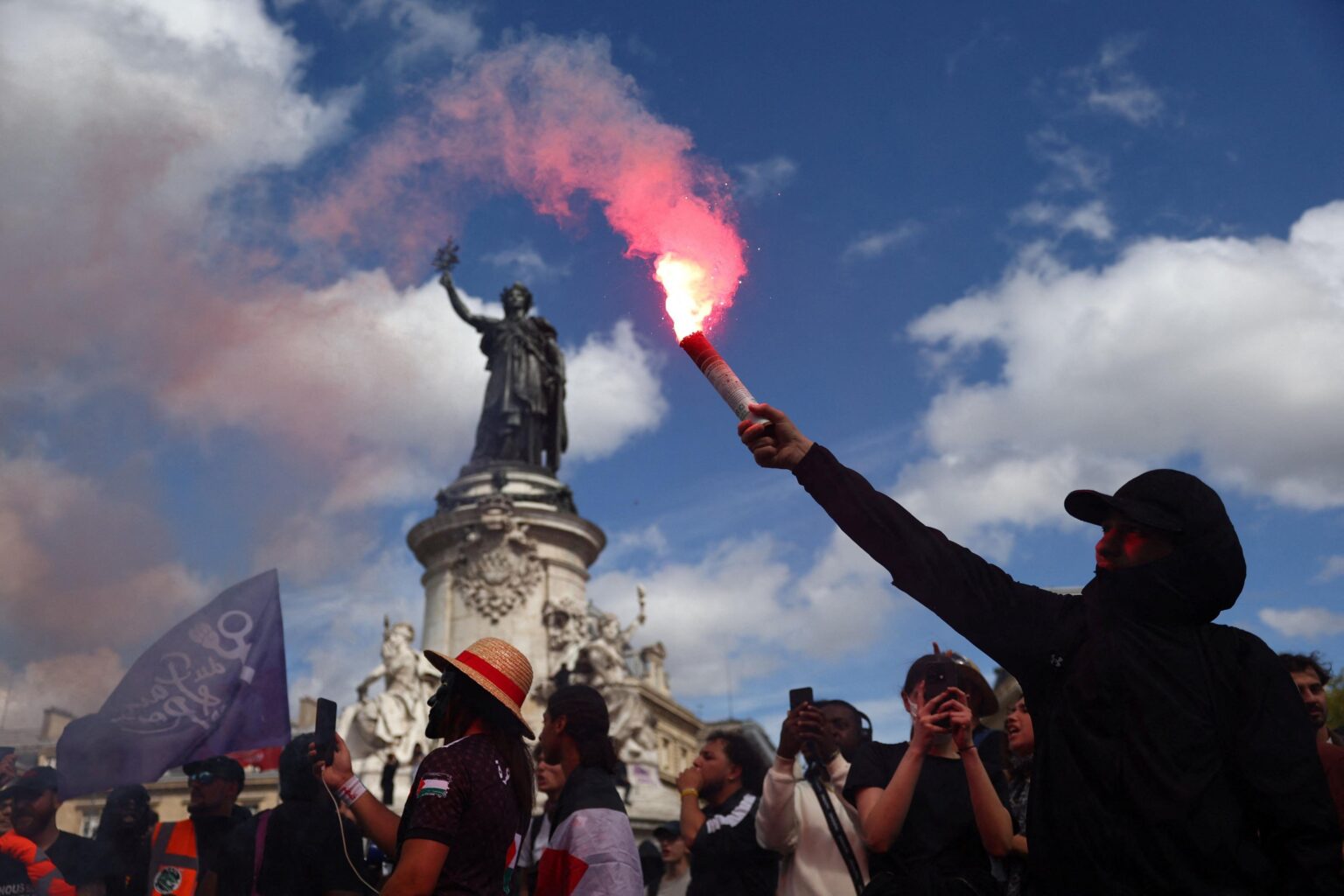 France hit by protests as Prime Minister Sébastien Lecornu takes office – BBC