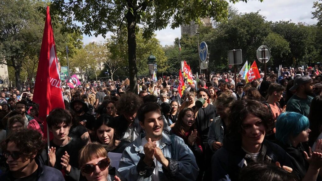 France’s streets ablaze as antigovernment protests disrupt daily life – Al Jazeera