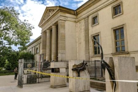 Thieves steal €600,000 worth of gold from Paris’s Natural History Museum – Le Monde.fr