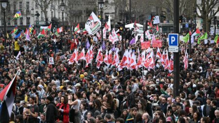 Protests in Paris and across France seek to “block everything,” leading to nearly 200 arrests – CBS News