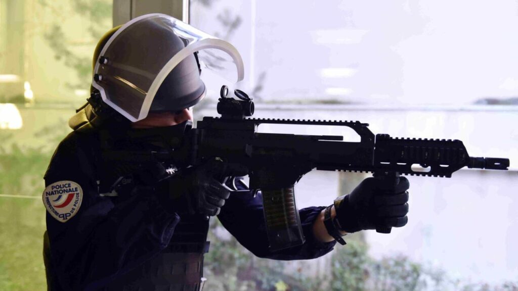 Paris, France, which was visited last summer, was so secure that police with guns could be seen in e.. – 매일경제