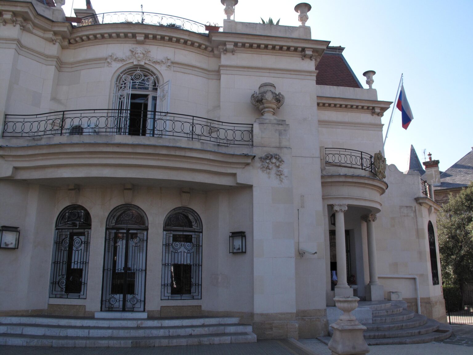Three explosive devices thrown at the Russian consulate in Marseille, France – France 24