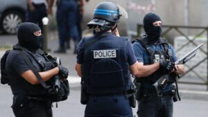 France arrests teen after knife attack on music teacher – Le Monde.fr