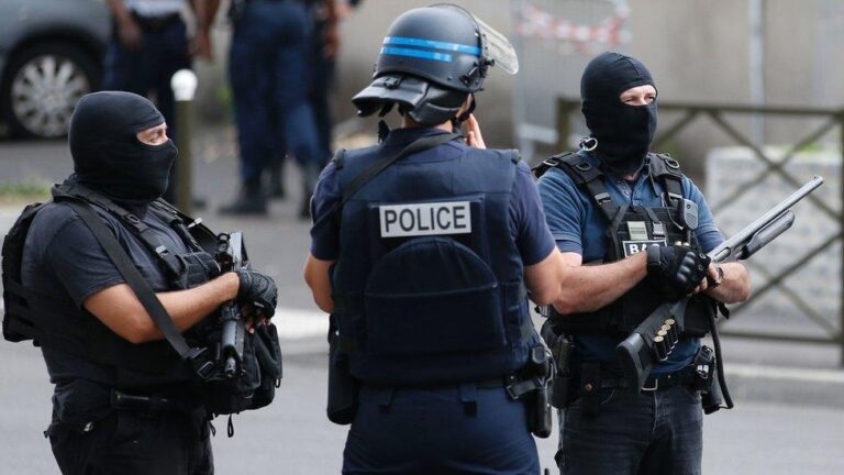 France arrests teen after knife attack on music teacher – Le Monde.fr