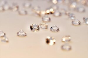 Valuable Jewels Stolen from France’s Louvre in Daring Heist – Bloomberg.com