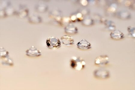 Valuable Jewels Stolen from France’s Louvre in Daring Heist – Bloomberg.com
