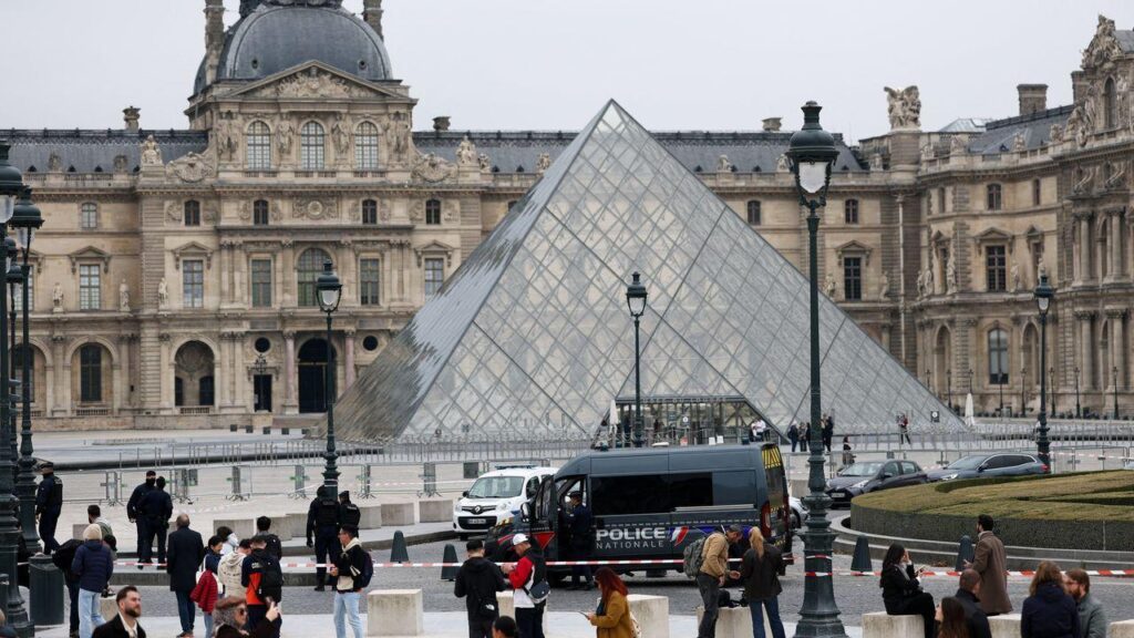 Louvre closed after ‘masked thieves break into museum using chainsaw’ and steal ‘priceless’ jewellery – Yahoo News Canada