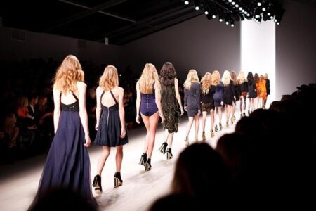 Paris Fans Now Experience Fashion Shows with the Thrill of Live Sports Events Paris fans now watching fashion shows like sports games – France 24