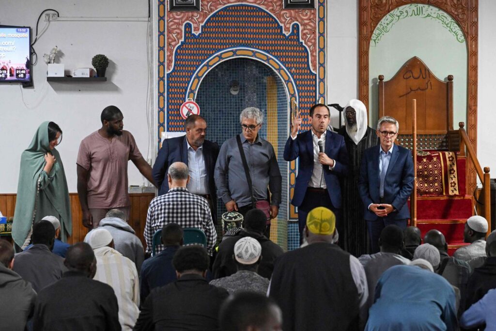 At least nine pig heads found outside several Paris mosques – France 24