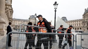 Paris police acknowledge major gaps in Louvre’s defenses after jewel theft – The Washington Post