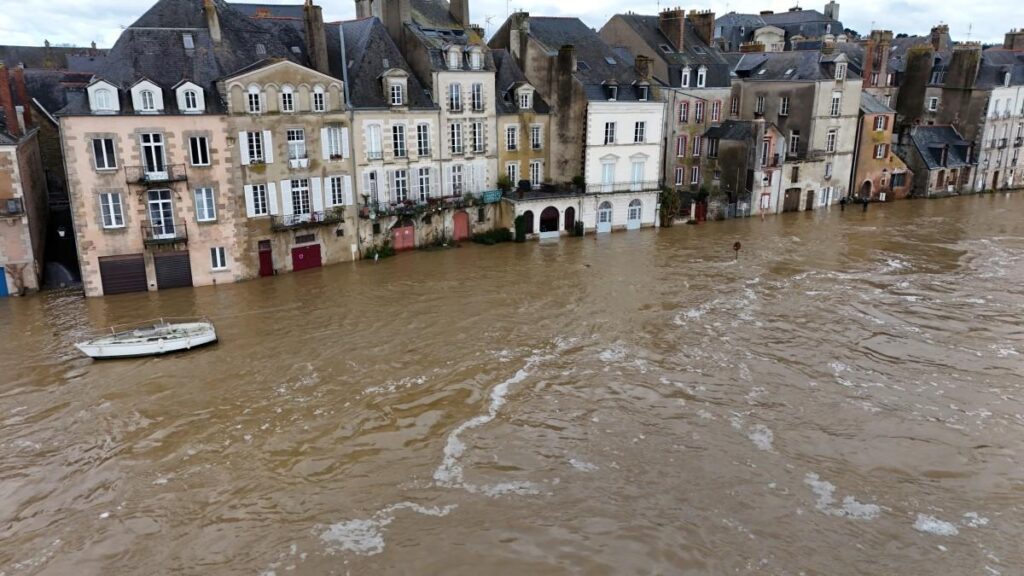 IN PICTURES: Historic flooding strikes western France – The Local France