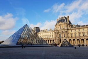 Louvre jewellery heist carried out by petty criminals, Paris prosecutor says – BBC