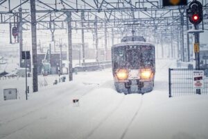 Winter Havoc: Snowstorm Paralyzes Transport in France and Netherlands – Devdiscourse