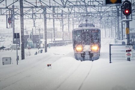 Winter Havoc: Snowstorm Paralyzes Transport in France and Netherlands – Devdiscourse