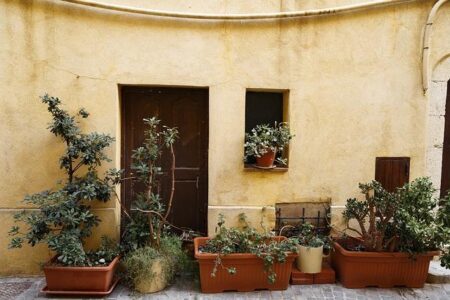 The Town In Southern France With A Fairytale Backdrop And Crowd-Free Shopping, Per Rick Steves – islands.com