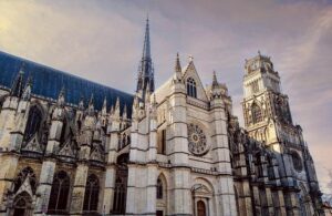 No, these videos do not show a French cathedral recently set alight by Muslims – Truth or Fake – France 24