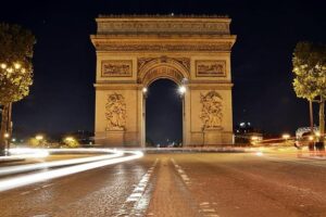 Knife-wielding Arc de Triomphe attacker dies after being shot by Paris police – France 24