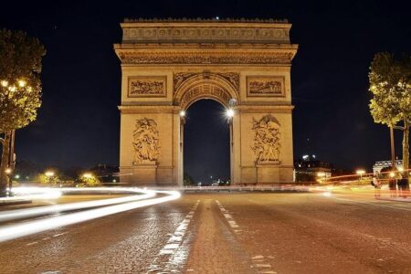 Knife-wielding Arc de Triomphe attacker dies after being shot by Paris police – France 24 Knife-wielding Arc de Triomphe attacker dies after being shot by Paris police – France 24