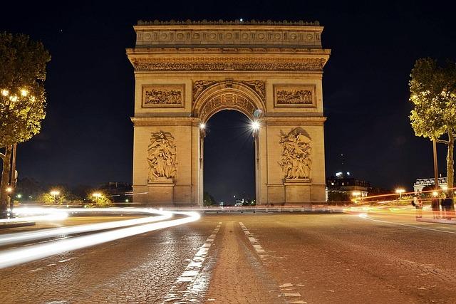Knife-wielding Arc de Triomphe attacker dies after being shot by Paris police – France 24 Knife-wielding Arc de Triomphe attacker dies after being shot by Paris police – France 24