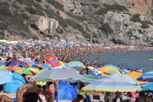 Europe heatwave: Air conditioning creates political divide as France records hottest day – BBC